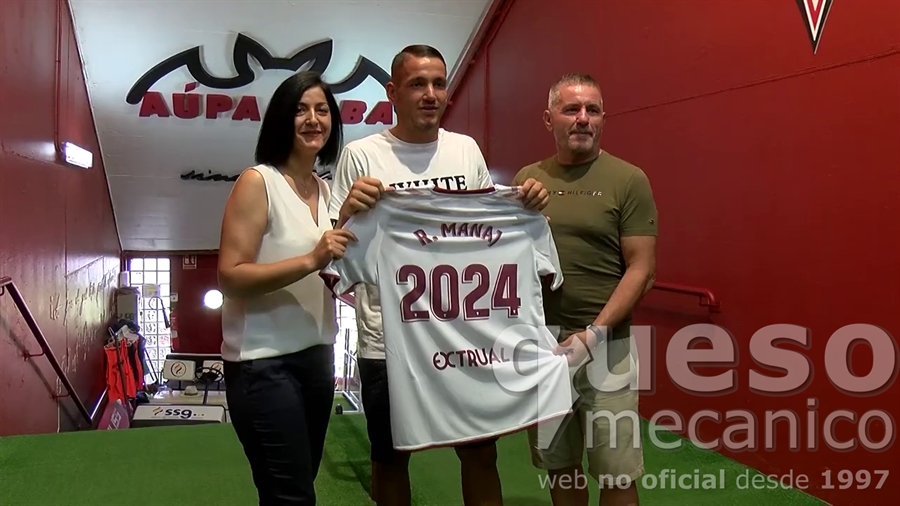 Rei Manaj acompañado por sus padres en su renovación con el Albacete Balompié