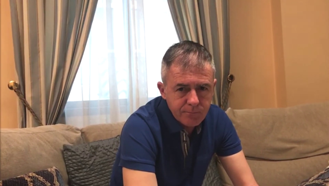 Foto de la rueda de prensa virtual de Lucas Alcaraz desde el salón de su casa hablando de la crisis del coronavirus