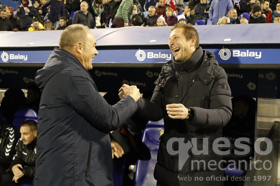 Víctor Fernández y Luis Miguel Ramis se saludan antes del inicio del encuentro entre Zaragoza y Albacete