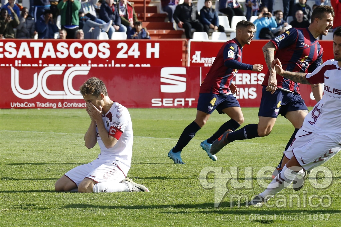 Néstor Susaeta se lamentó una y otra vez por el fallo del segundo penalti señalado hoy a favor del Albacete