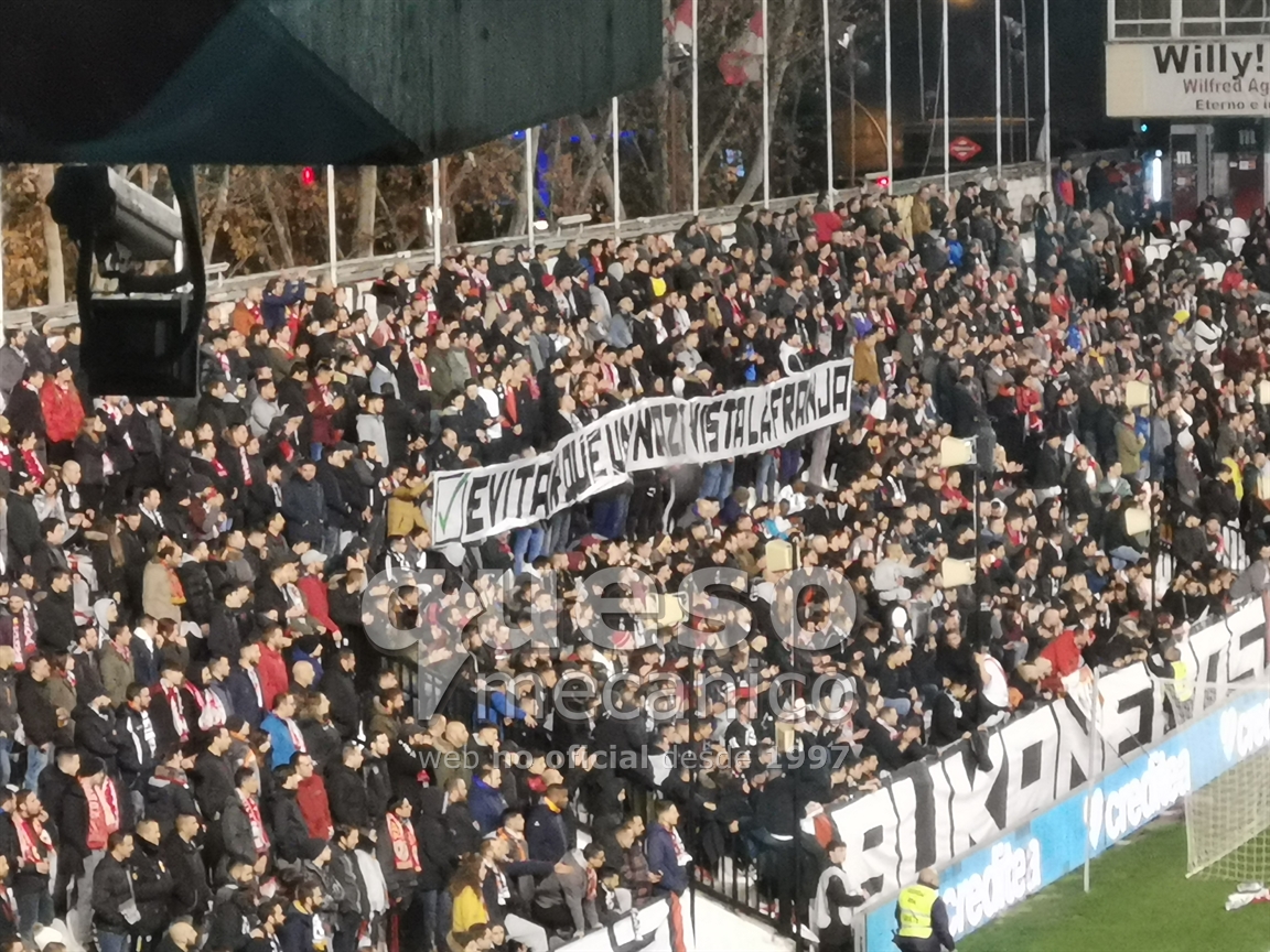 En Vallecas se pudieron observar pancartas claramente ofensivas hacia el jugador albaceteño