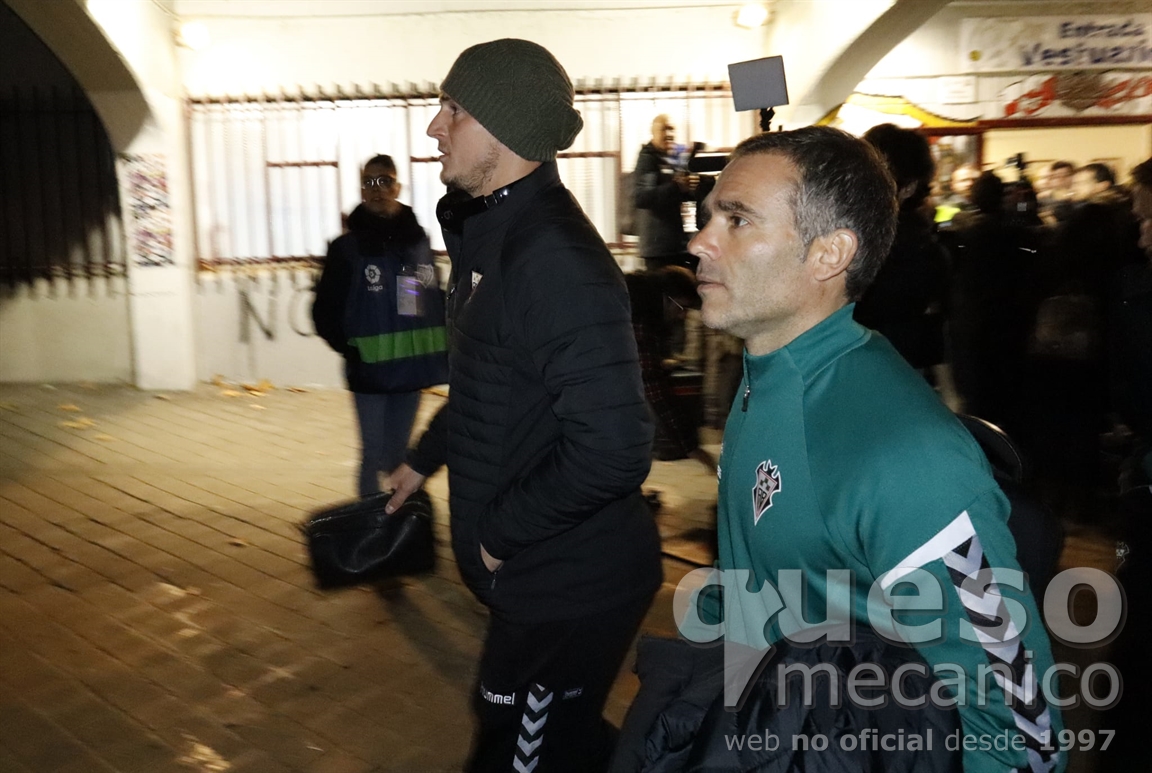 Roman Zozulia cuando abandonaba el Estadio de Vallecas y se disponía a subir al autobús albaceteño