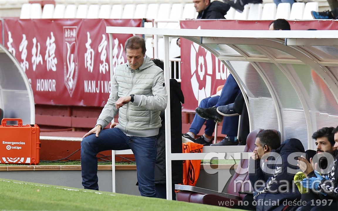 Luis Miguel Ramis mira su reloj durante un lance del encuentro Albacete - Elche