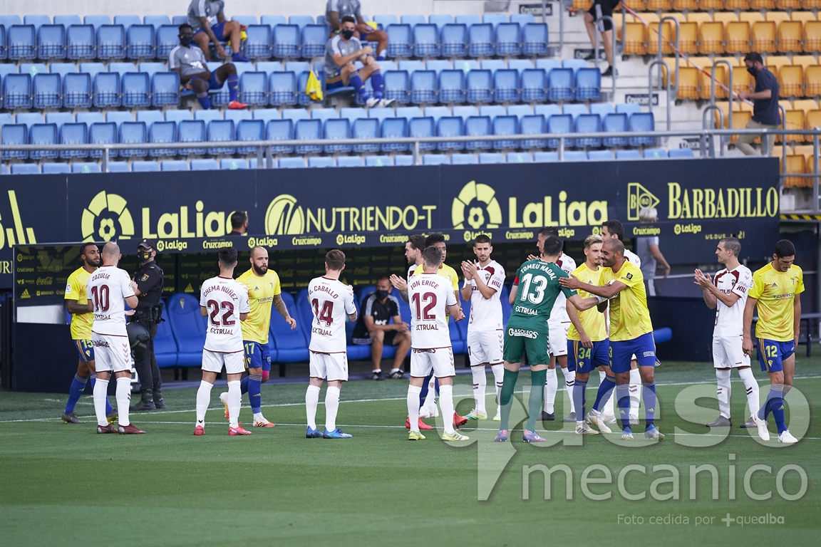 El Albacete Balompié hacía el pasillo al conjunto gaditano homenajeando su regreso a Primera División