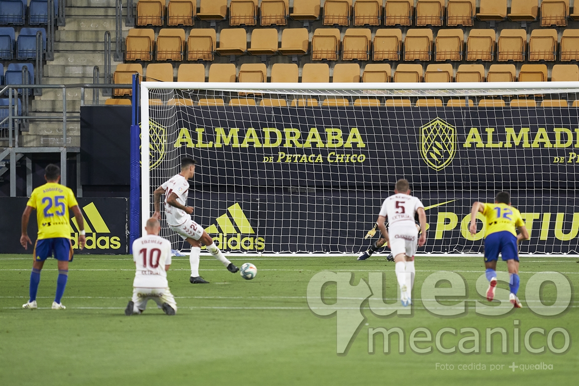 Roman Zozulia de rodillas en el penalti que dio la salvación al Albacete en la temporada 2019-2020