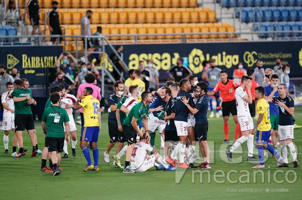 Alegría de la permanencia del Albacete Balompié en el encuentro disputado ante el Cádiz C.F.