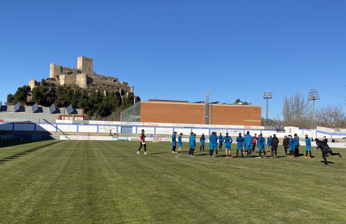 El Albacete Balompié entrenó en las instalaciones municipales del Paco Simón de Almansa