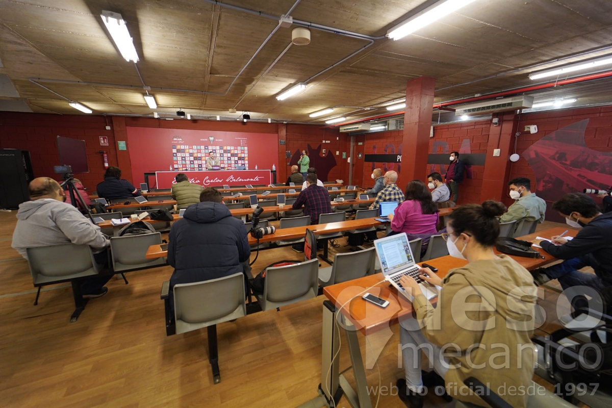 Vista de la sala de prensa del Estadio Carlos Belmonte durante la comparecencia de Víctor Varela