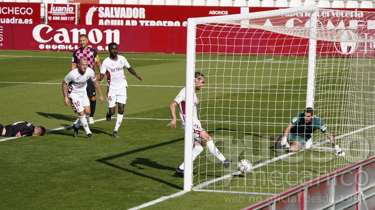 Álvaro Arroyo anotaba el primer tanto tras aprovechar el rebote en la madera de un remate de Kecojevic que merecía el gol