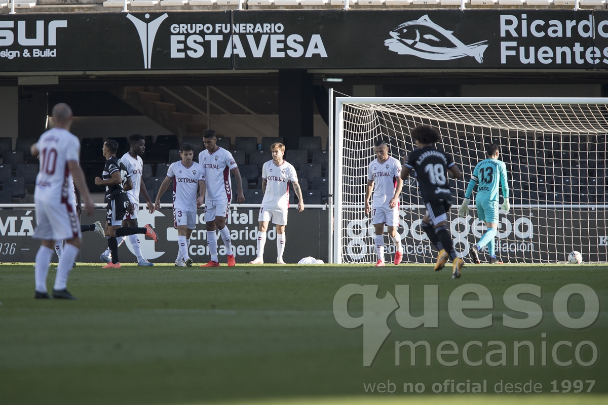 El Cartagena se valió de los errores propios del Albacete para irse al descanso con un 3-0 a favor