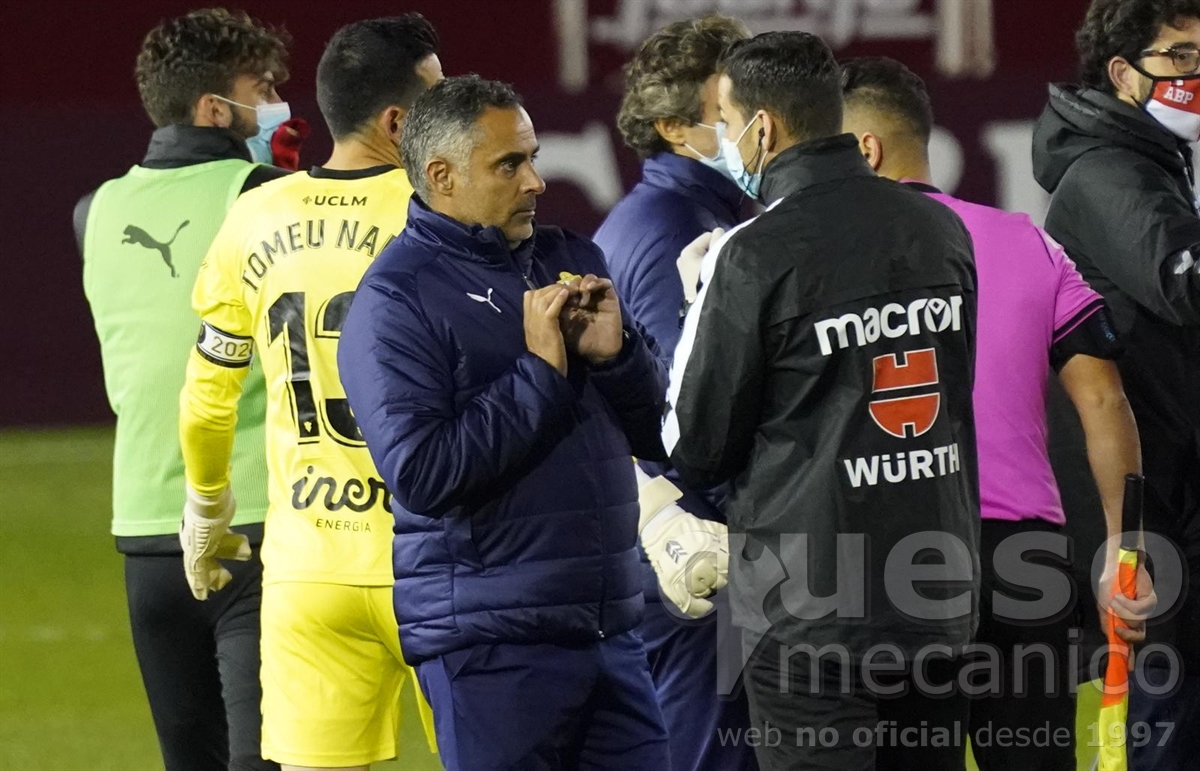 José Gomes entrenador de la U.D. Almería dialoga con el cuarto árbitro a la conclusión del encuentro Albacete - Almería
