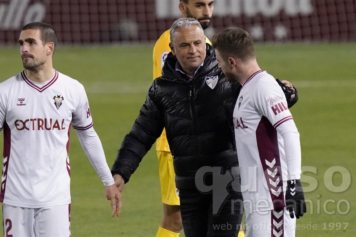 Sergio Pellicer entrenador del Málaga C.F. abandona el Carlos Belmonte saludando a jugadores del Albacete