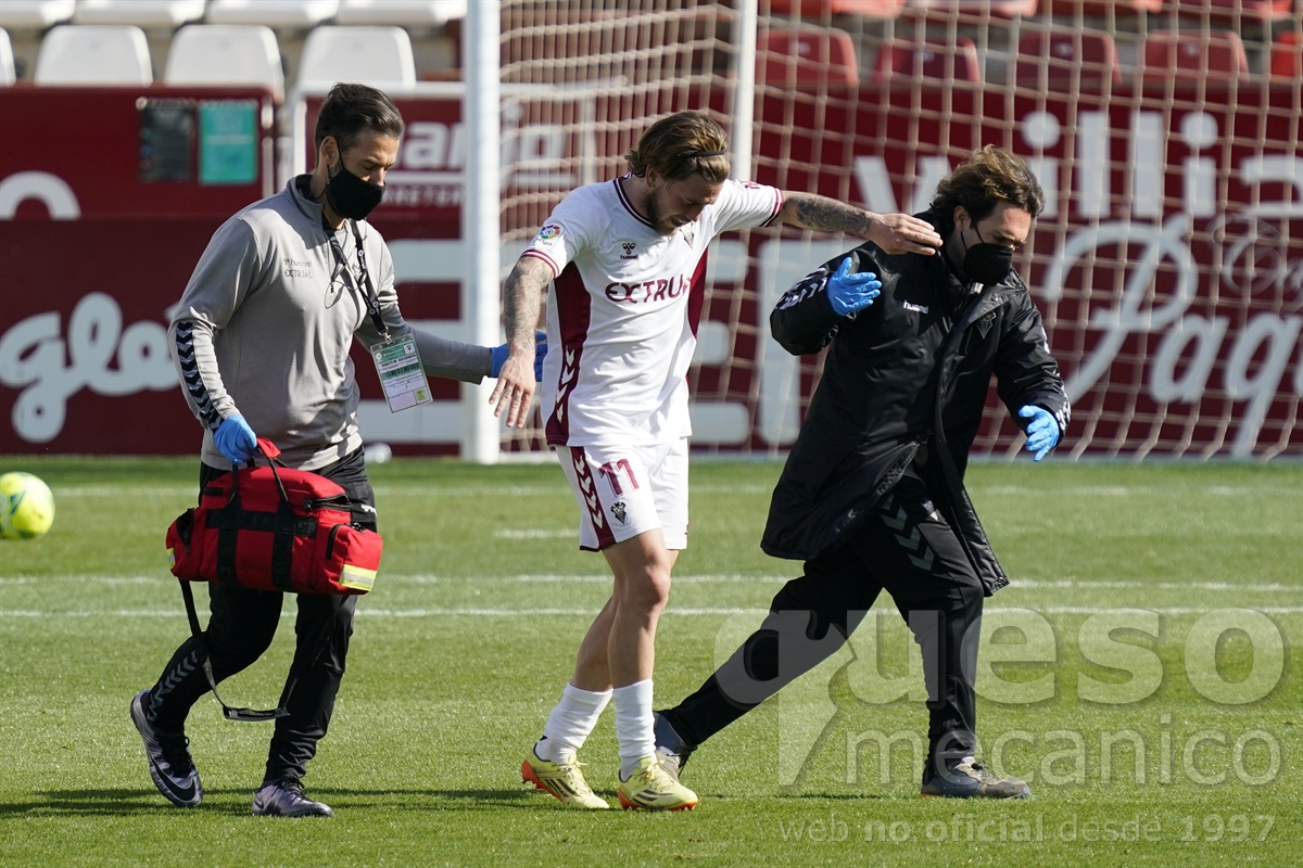Álvaro Jiménez y su gesto poco afortunado con el Dr. Vellando en su retirada en el partido ante el RCD Espanyol