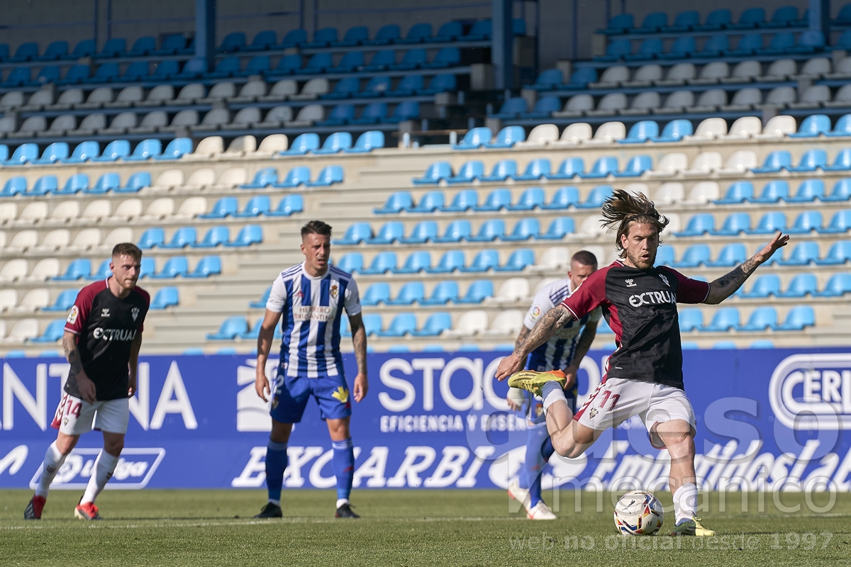 Álvaro Jiménez anotó el tanto del Albacete al transformar un penalti por claras manos dentro del área berciana