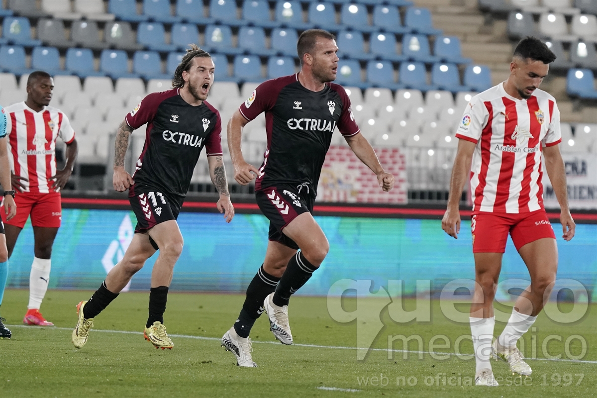 El delantero de Yecla celebraba con sus compañeros el gol que ponía al Albacete por delante