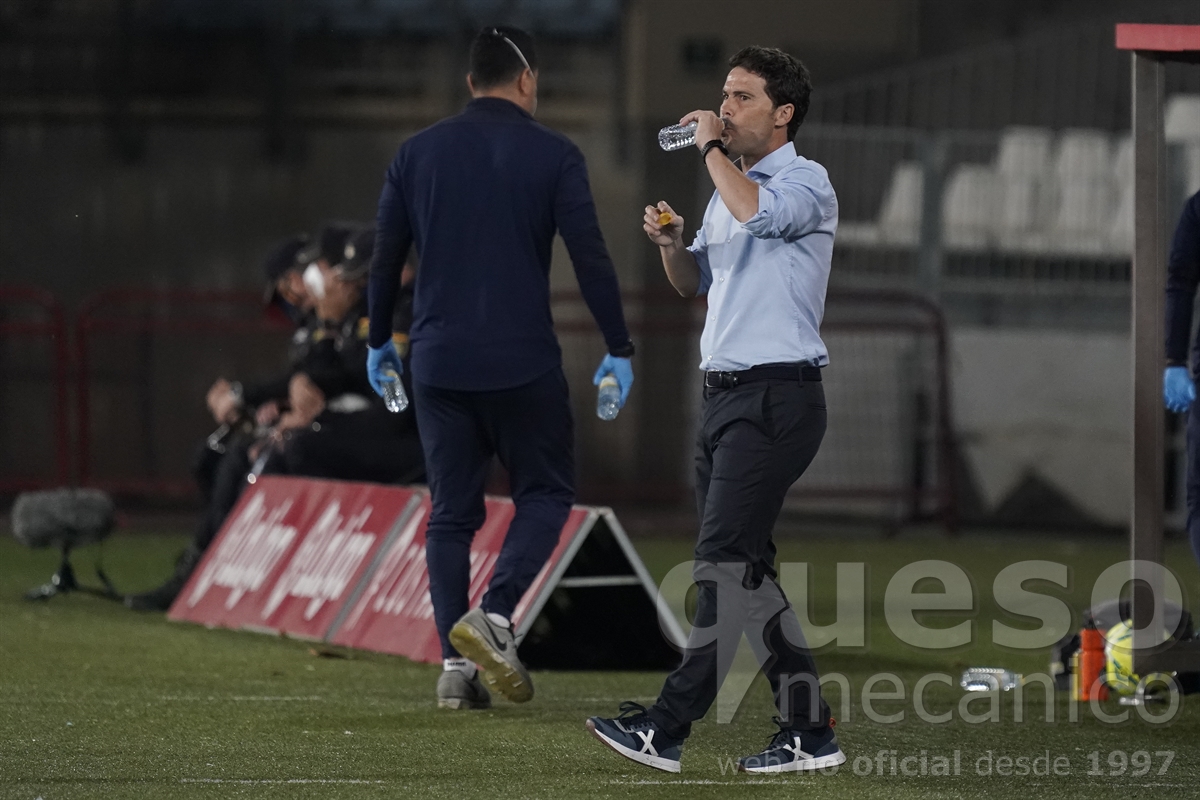 Rubi entrenador del Almería en la banda en el partido de su equipo ante el Albacete
