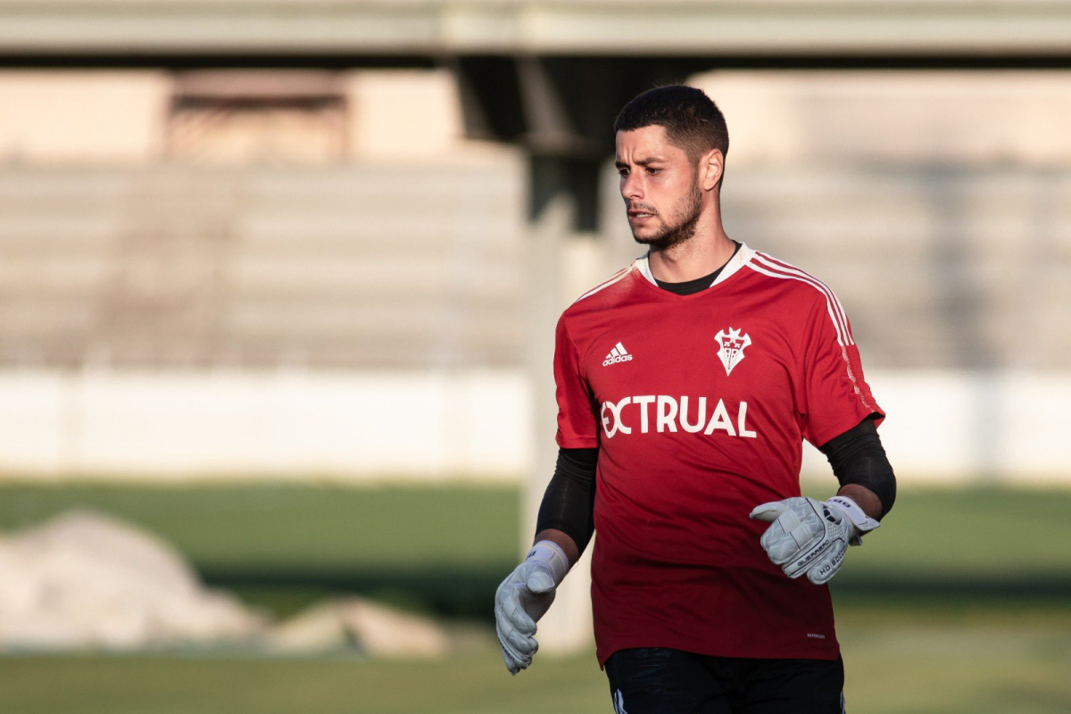 Bernabé Barragán entrenando y compareciendo en la semana previa del encuentro antre el Villarreal B