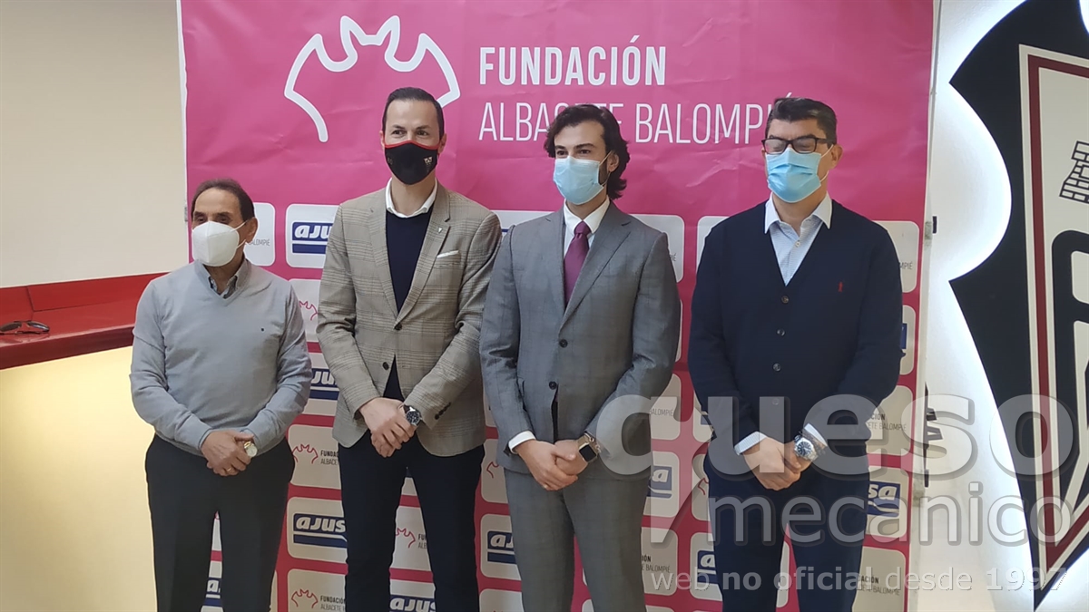 Juanito, Víctor Varela, Juan Francisco San José (Extrual) y Pablo Álvarez (Cotolengo) en el acto de presentación de esta iniciativa solidaria.