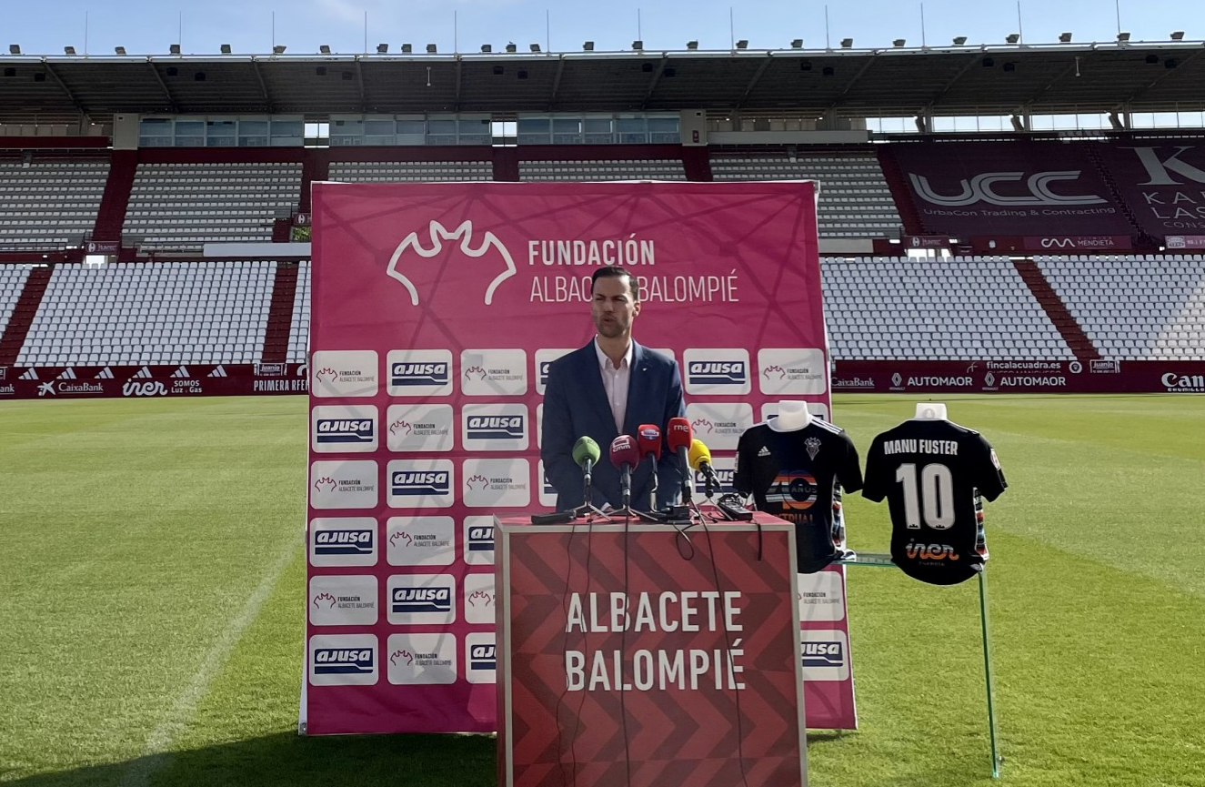 Rueda de prensa de Víctor Varela en el acto de presentación de la campaña de apoyo a mujeres con cáncer de mama