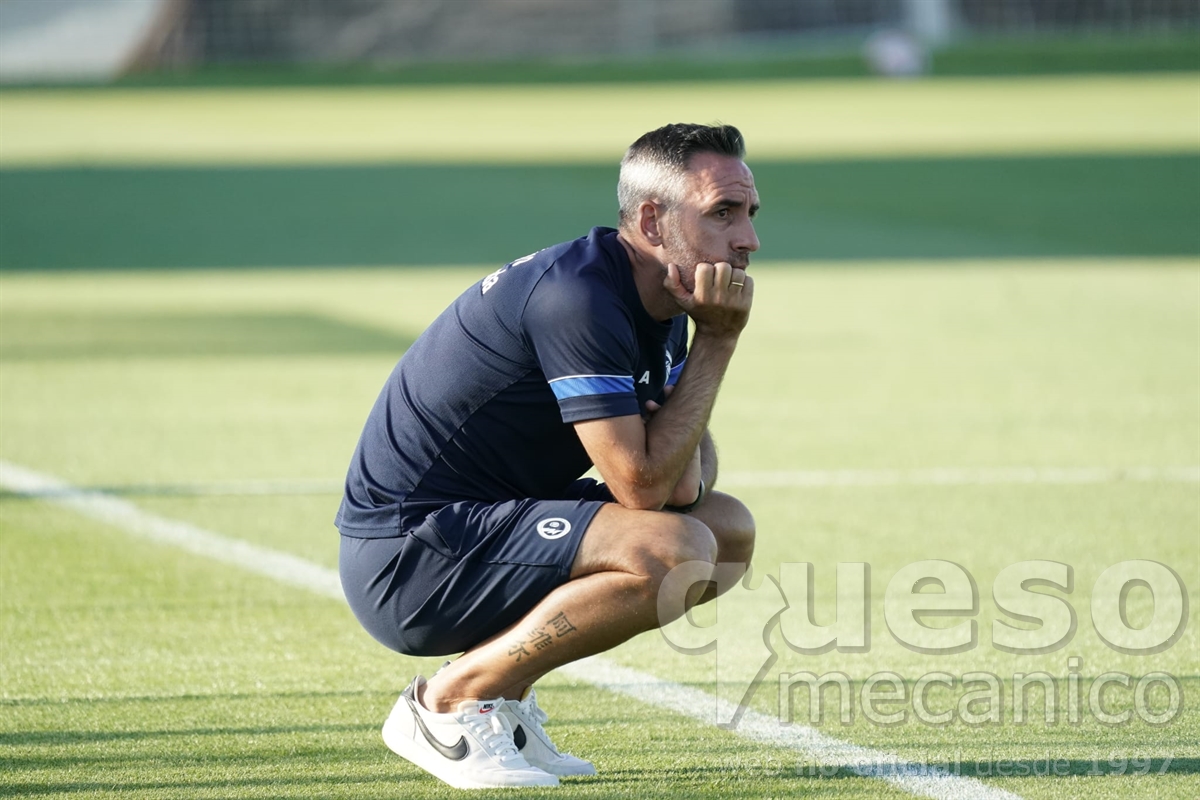 El entrenador del Rayo Majadhonda Abel Gómez observa con atención los lances del encuentro Rayo Majadahonda - Albacete Balompié