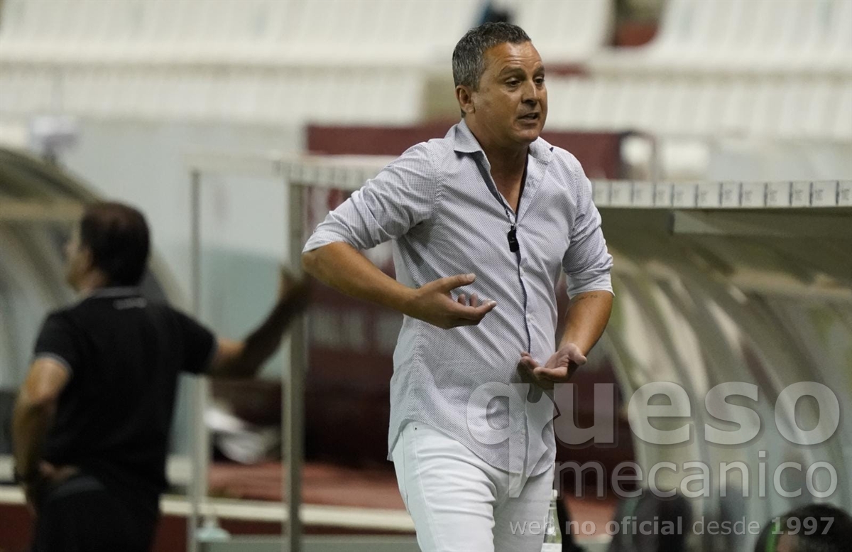El entrenador del Castellón Sergio Escobar en la banda del Carlos Belmonte