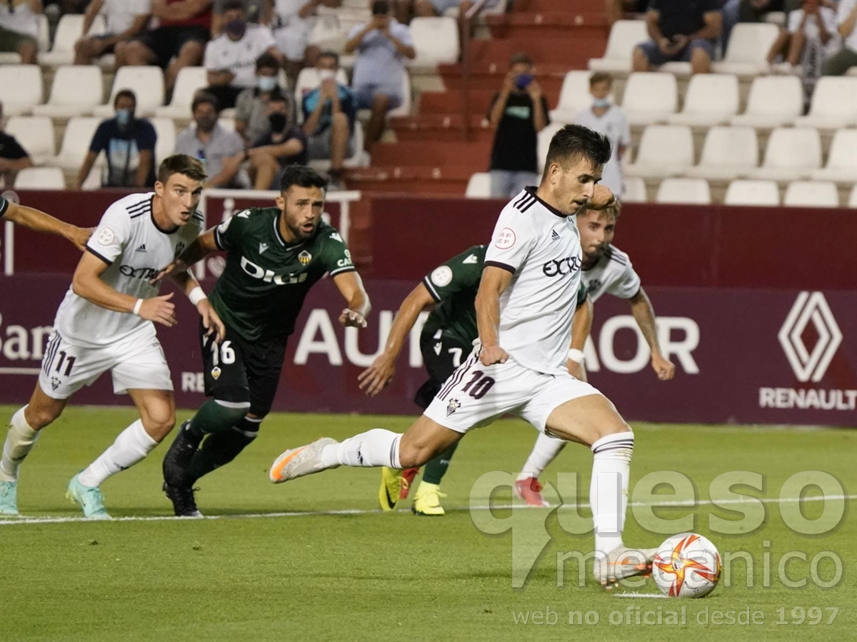 Manu Fuster hacía el segundo para el Albacete anotando un penalty cometido por Salva Ruiz