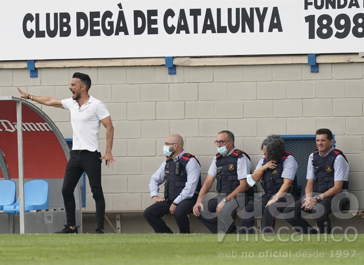Rubén de la Barrera hace indicaciones a los jugadores del Albacete en la banda del Estadio Palamós-Costa Brava