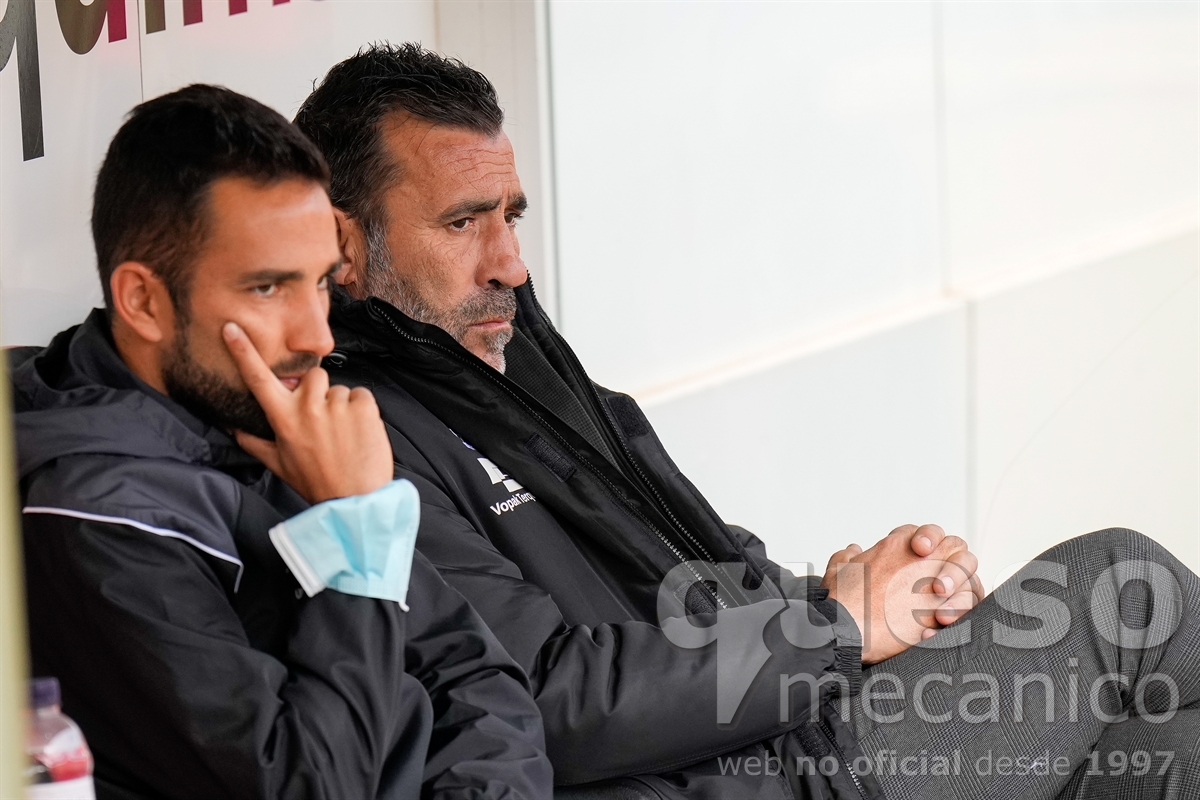 Raúl Agné, técnico del Nástic de Tarragona, observa el encuentro de los suyos ante el Albacete Balompié