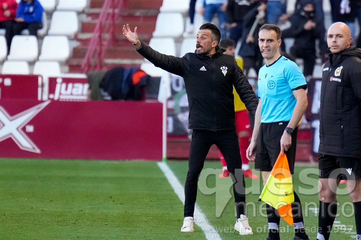 Rubén de la Barrera da instrucciones a los suyos en el transcurso del encuentro Albacete Balompié - Sevilla Atlético