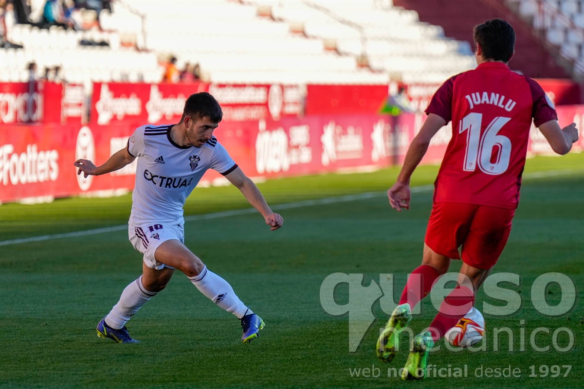 Manu Fuster en un lance del Albacete Balompié - Sevilla Atlético