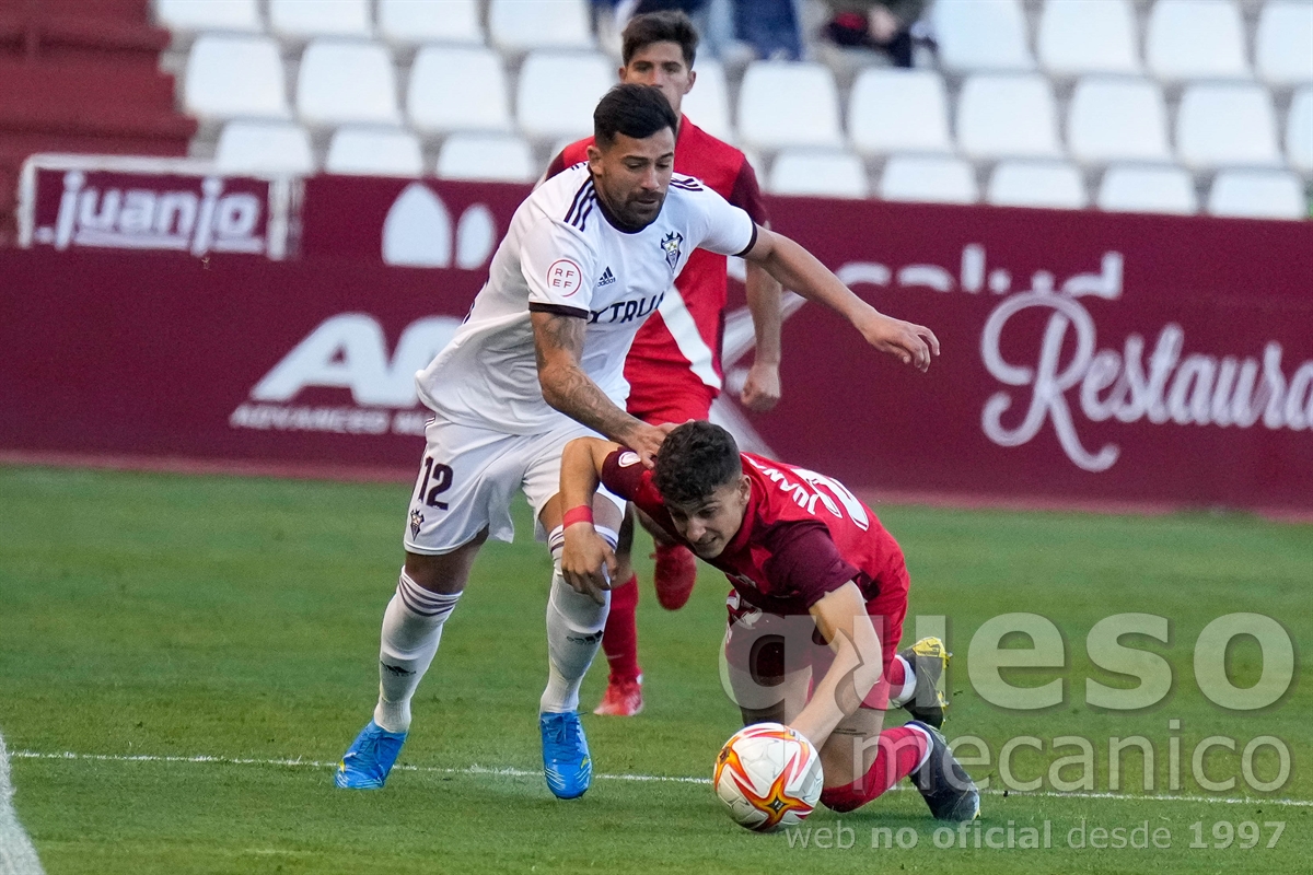 Juan Maria Alcedo pugna con Alberto Jiménez en el encuentro entre el Albacete Balompié y el Sevilla Atlético disputado la temporada pasada en el Carlos Belmonte
