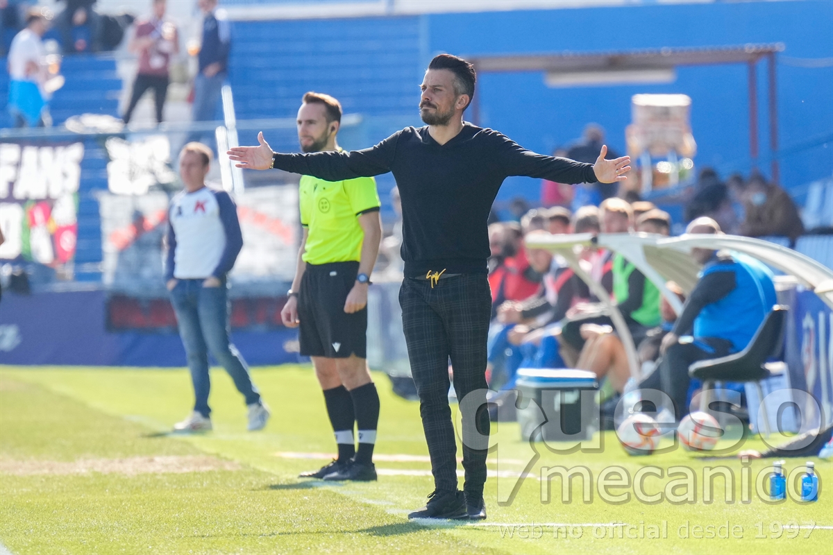 Rubén de la Barrera se lamenta por una jugada en el encuentro Linares Deportivo - Albacete Balompié