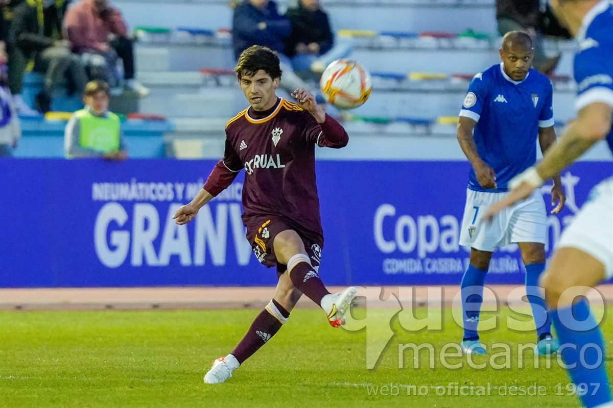 Riki Rodríguez en un lance del encuentro San Fernando - Albacete Balompié