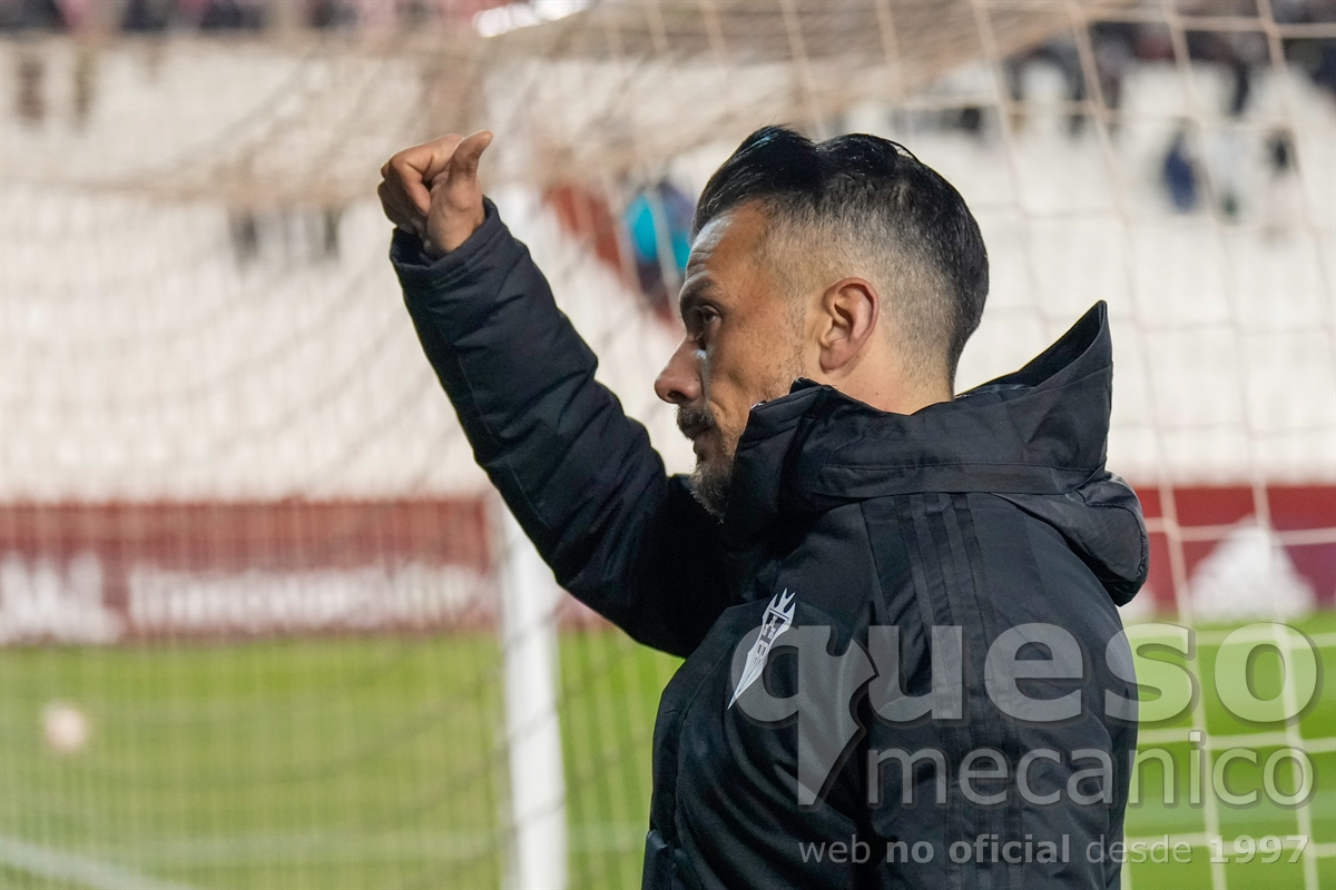 Rubén de la Barrera saludando a la afición tras la victoria del Albacete ante el UCAM Murcia