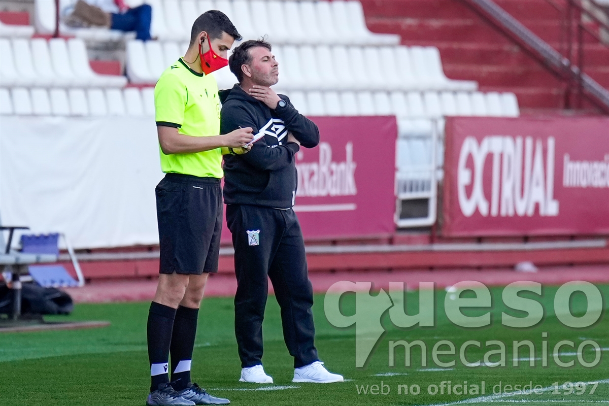 Manolo Sanlucar entrenador del Atlético Sanluqueño en un lance del encuentro de su equpo ante el Albacete Balompié