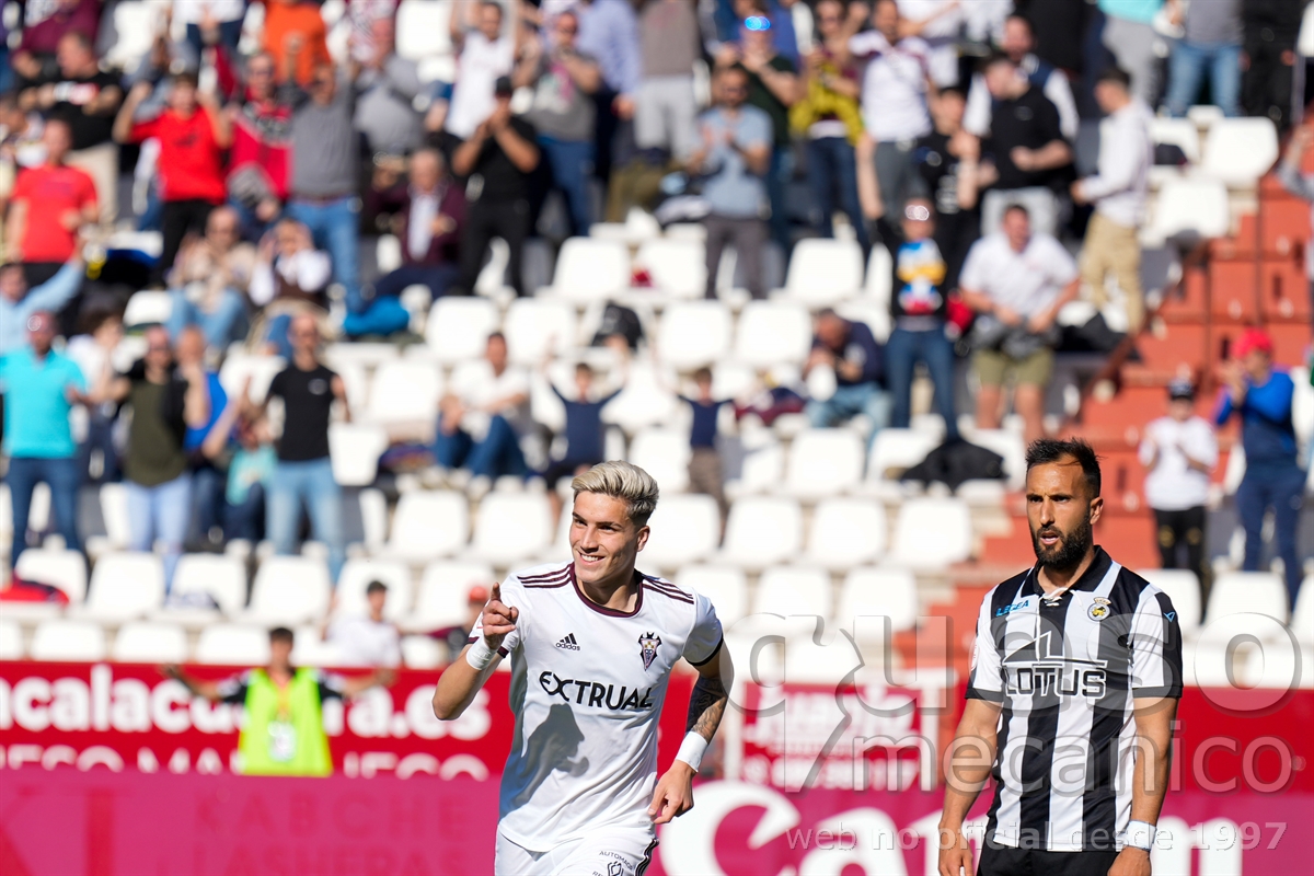 Dani González celebra el primer gol del Albacete ante la Balompédica Linense