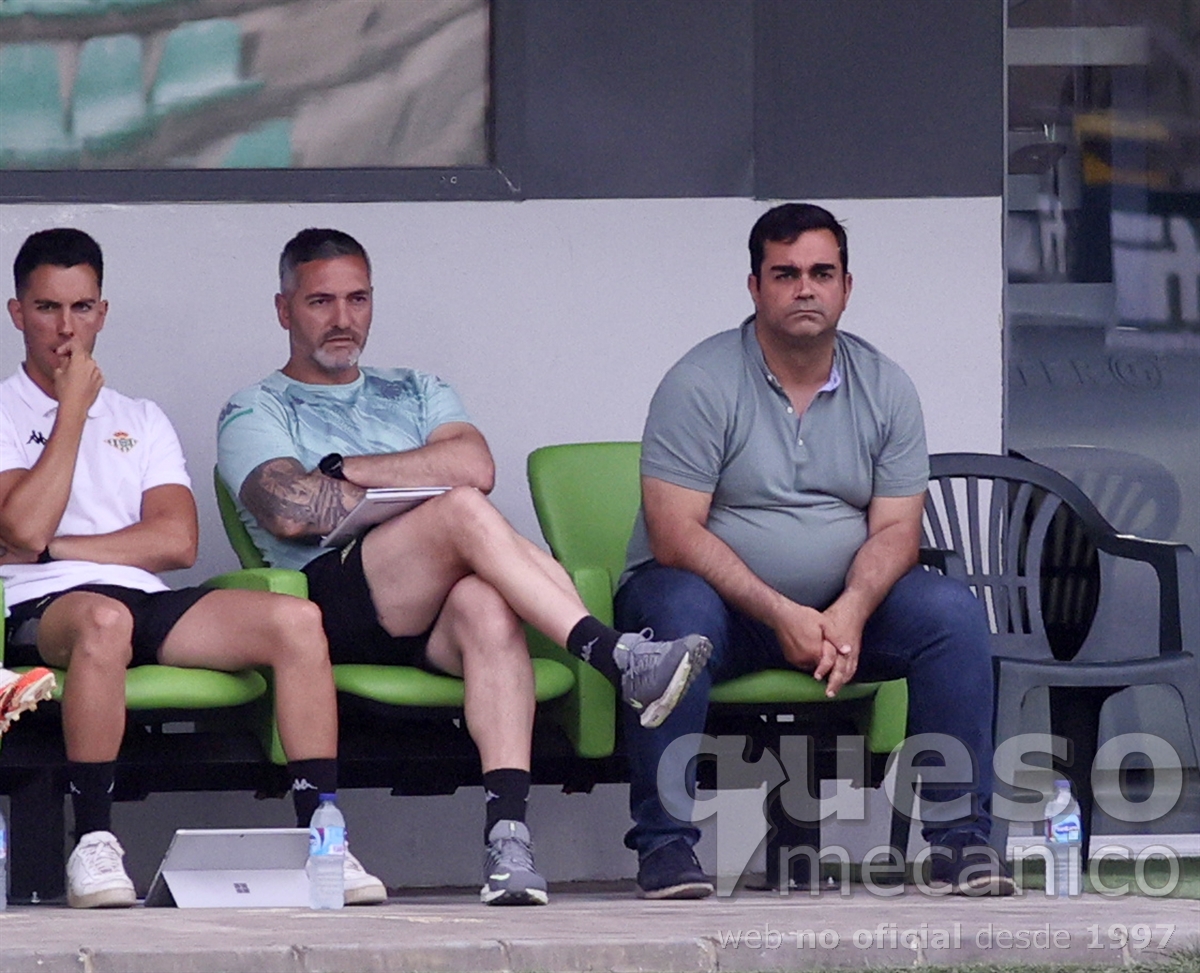 El entrenador del Betis Deportivo Pablo del Pino contempla el encuentro de su equipo ante el Albacete Balompié