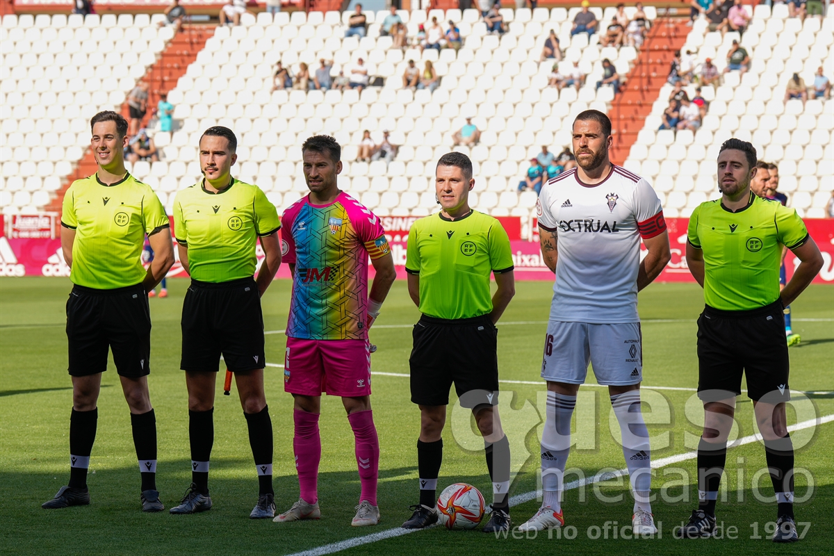 El árbitro Fernando Bueno Prieto, sus asistentes y los capitanes de Albacete Balompié y Costa Brava