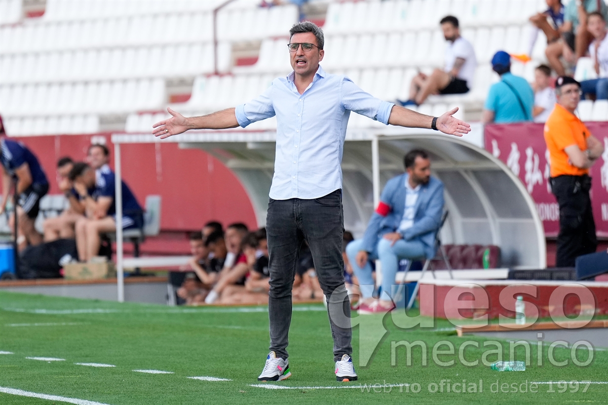 El entrenador de Costa Brava - Llagostera observa un lance del encuentro de su equipo ante el Albacete en el Carlos Belmonte