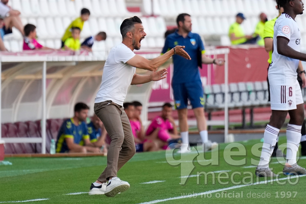 Rubén de la Barrera enfadado con sus jugadores a lo largo del encuentro Albacete - Costa Brava