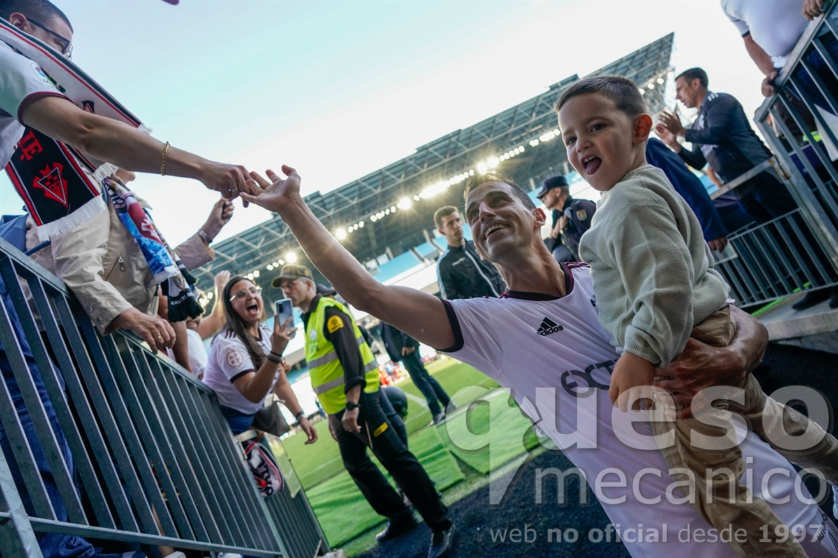 Rubén Martínez celebra con su hijo y con la afición desplazada a Vigo el pase del Albacete a la final del play-off