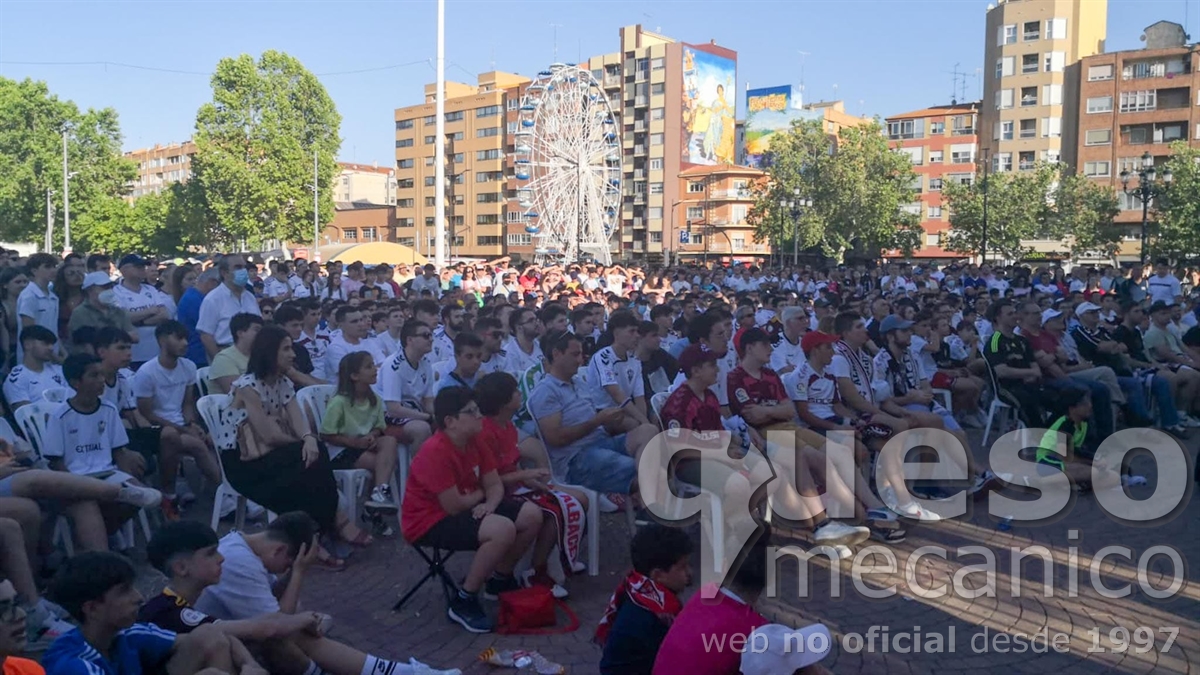 La afición del Albacete Balompié siguió el encuentro de semifinales ante el Rayo Majadahonda desde la pantalla instalada en el pincho de la Feria