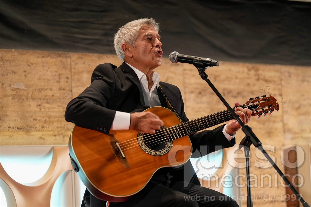 Casimiro Ortega interpretó en directo el himno del Alba