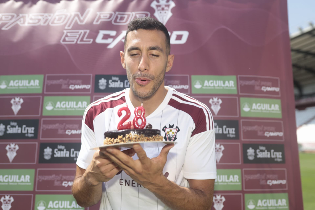 Álvaro Rodríguez presentado como jugador del Albacete justo el día de vigesimoctavo cumpleaños