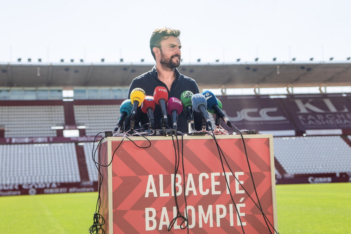 Acto de Presentación de Rubén Albés como nuevo entrenador del Albacete Balompié en el Estadio Carlos Belmonte.