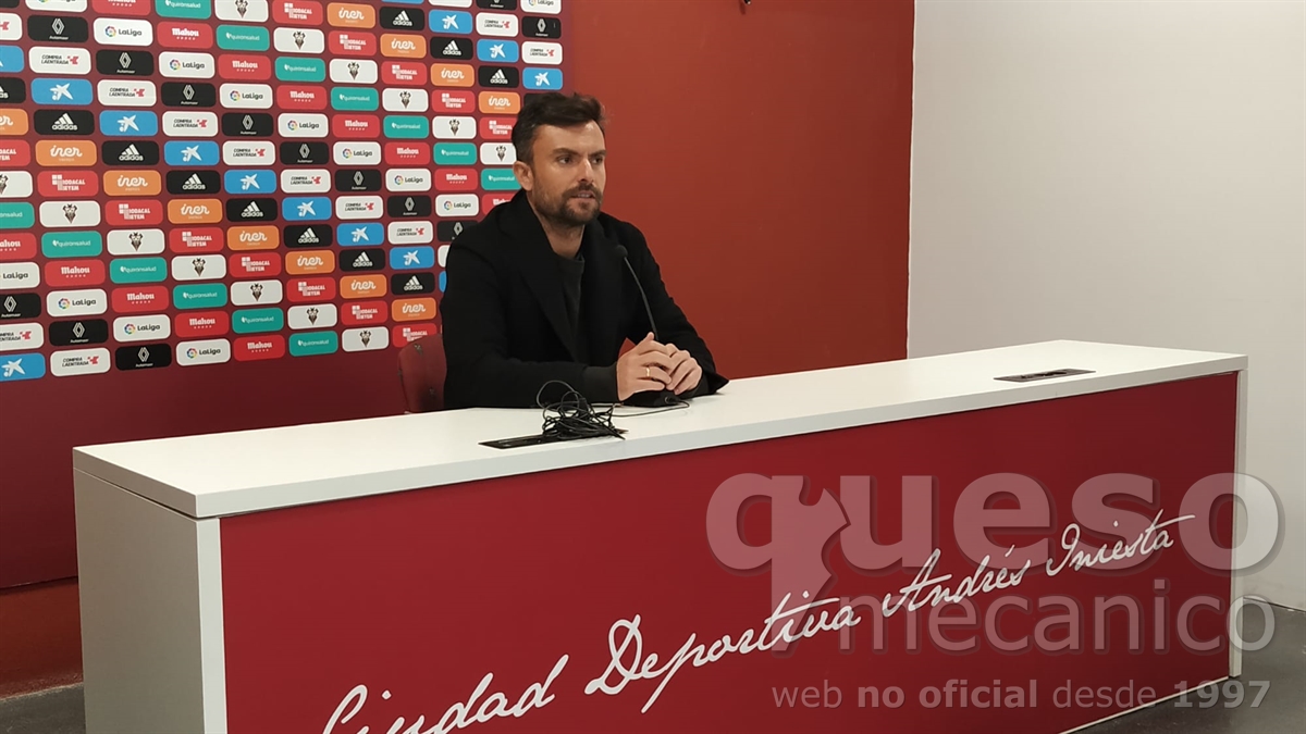 Rueda de prensa de Rubén Albés, entrenador del Albacete Balompié, en la previa del encuentro Real Oviedo - Albacete.