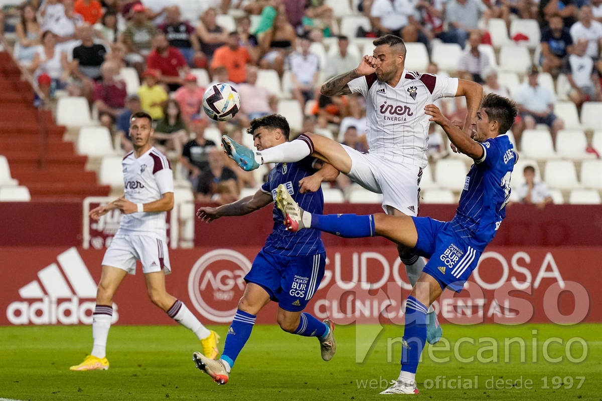 Higinio Marín estrella un balón contra el palo de la porteria del Burgos en la mejor ocasión del Albacete
