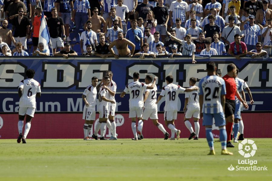 Los jugadores blancos celebrando el 0-2 del Albacete en La Rosaleda