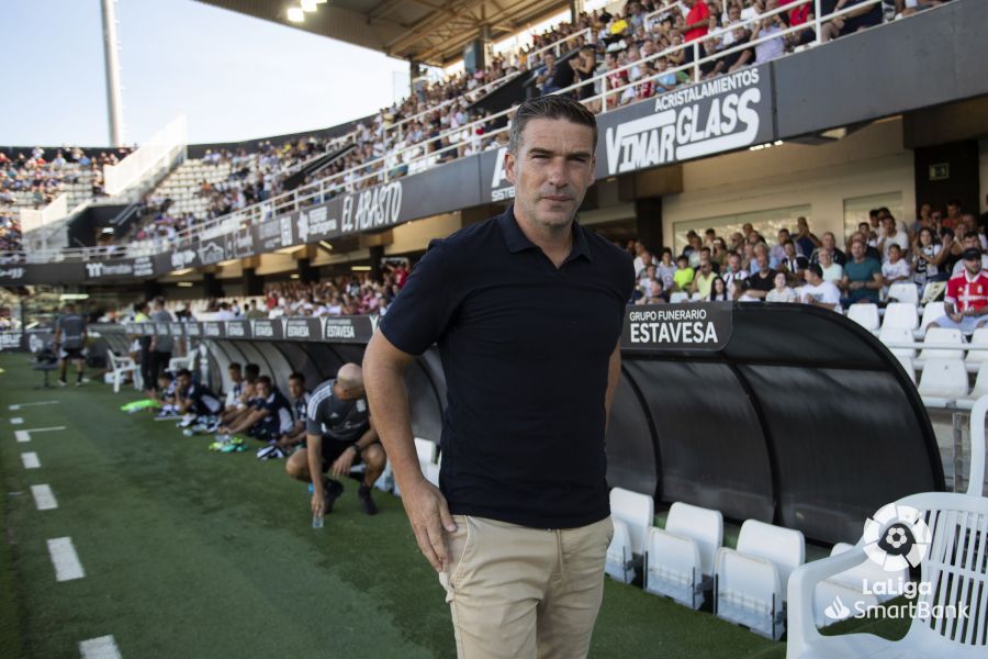 Luis Carrión, entrenador del F.C. Cartagena, en el partido de los suyos ante el Albacete Balompié