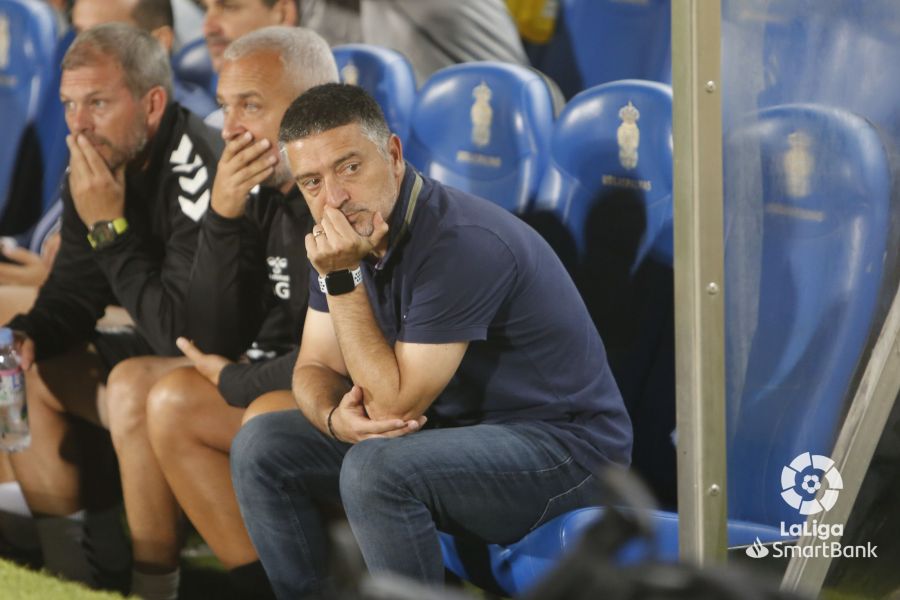 Francisco Javier García Pimienta, entrenador de la U.D. Las Palmas, decepcionado por la derrota de su equipo ante el Albacete